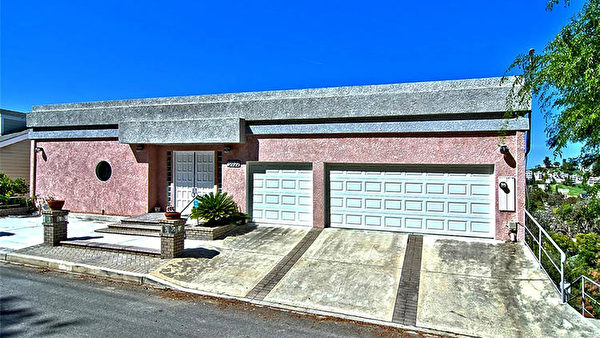 5035 Escobedo Drive粉色现代风格山顶房,山峦谷景尽收眼底,售价79.95万美元