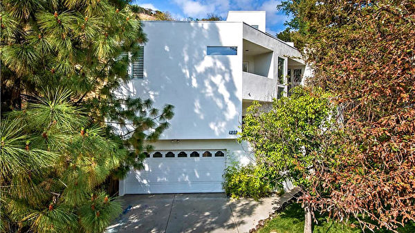 4222 Canoga Drive现代风格的多层房,售价79.9868万美元